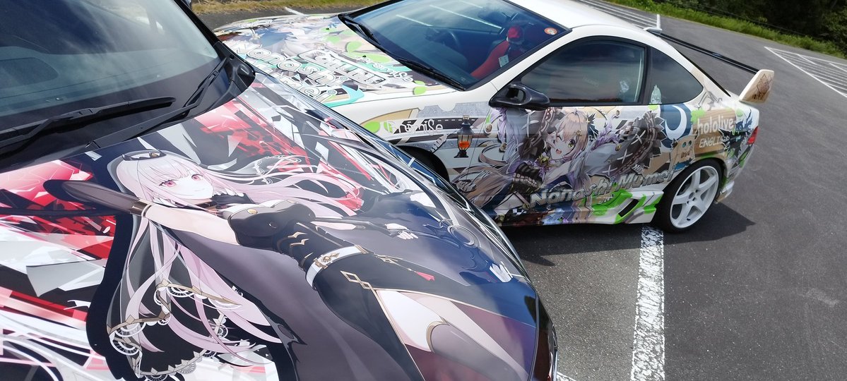 lspin1220's tweet image. #静岡V痛車オフ
今日は暑い中Vオフ参戦してきました！まだ痛車やり立てのくろーさんから併せ依頼来てもちろん併せ遂行です😎カリオペいいぞ🫰
後はワイパーの所にムメイちゃんの色紙置いてあって大変感謝ですが、お礼言いたい😭