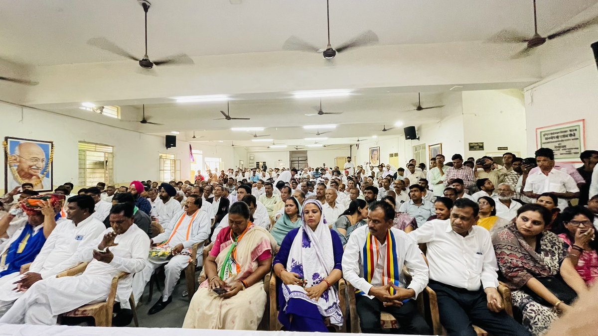 NeerajDangiINC's tweet image. आज राजस्थान प्रदेश कांग्रेस कार्यालय जयपुर में अनुसूचित जाति विभाग के राष्ट्रीय अध्यक्ष श्री @AdvRajendraPal जी के मुख्य आतिथ्य में विभाग द्वारा आयोजित कार्यक्रम में भाग लिया। कार्यक्रम में संविधान की रक्षा और अनुसूचित जाति के उत्थान के लिए सदैव प्रयासरत रहने का प्रण लिया।