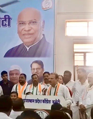 NeerajDangiINC's tweet image. आज राजस्थान प्रदेश कांग्रेस कार्यालय जयपुर में अनुसूचित जाति विभाग के राष्ट्रीय अध्यक्ष श्री @AdvRajendraPal जी के मुख्य आतिथ्य में विभाग द्वारा आयोजित कार्यक्रम में भाग लिया। कार्यक्रम में संविधान की रक्षा और अनुसूचित जाति के उत्थान के लिए सदैव प्रयासरत रहने का प्रण लिया।