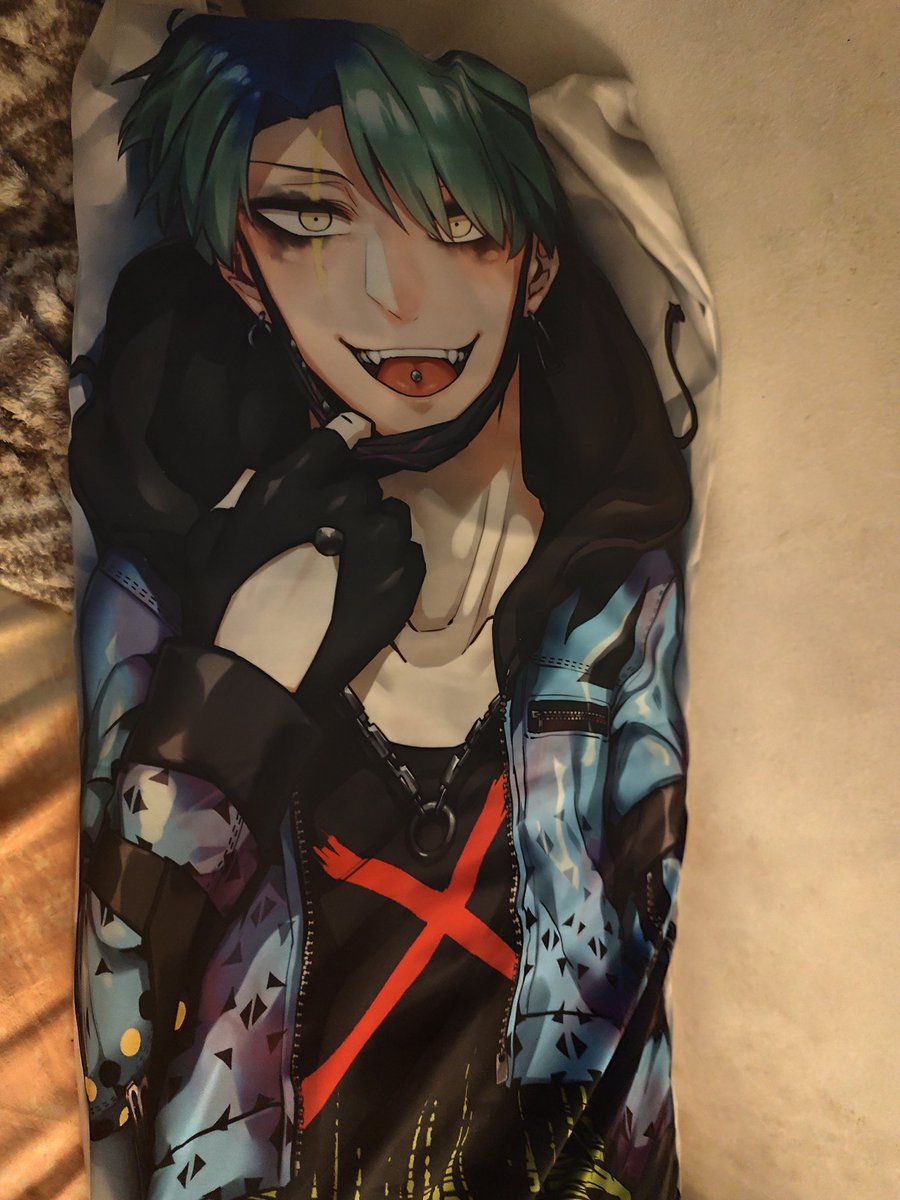 Peesh_san's tweet image. Uhhh im sleeping with this dude now i guess
My mother randomly got this from a Japanese thrift store and was like "oh nice this prolly fits my son's long ass pillow (my dakimakura)"
So yeah
I have no idea who this dude is btw, I NEED ANSWERS!