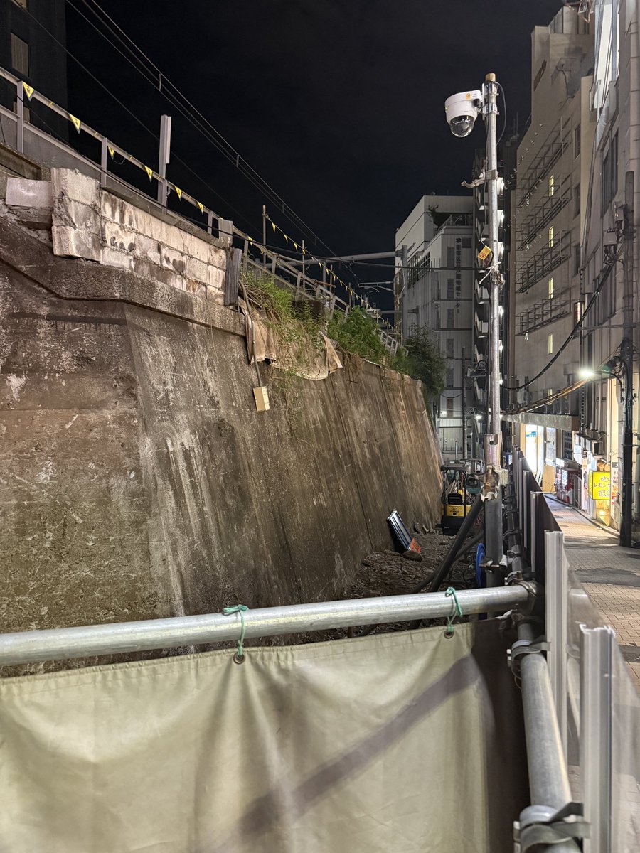 【#今日の馬場経】
こんなに狭い場所に、本当に建物があったのか？というくらいに、高田馬場駅前の解体工事が進んでいます。