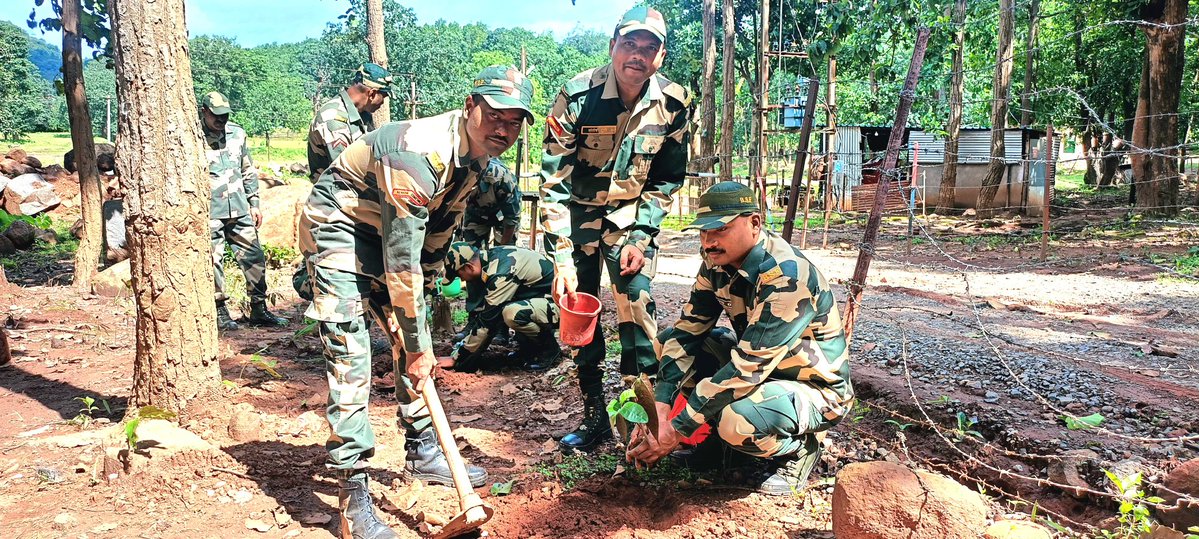 BSFODISHA's tweet image. 🇮🇳 हरित क्रांति का संकल्प!🌱💚
116 बटालियन के सी कंपनी, सीओबी पहिरेजू में पौधारोपण अभियान सफलतापूर्वक चलाया गया। सीमा प्रहरियों ने बड़ी संख्या में नाना प्रकार पौधे लगाए गएऔर पर्यावरण के प्रति अपना संकल्प दोहराया।
#BSF
#BSFOdisha🛞
#पौधारोपण
#हरितभारत
#Sustainablility
