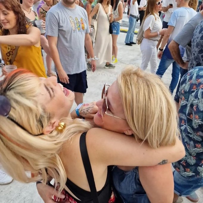 AlbaRecheNation's tweet image. En este día tan bonito, queremos desearle un muy feliz cumpleaños a una de las personas más bonitas y buena que hemos tenido el regalo de conocer 🥹 ¡Muchísimas, pero que muchísimas felicidades, @RecheRafi! ♥️♥️🥹🥹
Que seas muy feliz hoy y siempre.