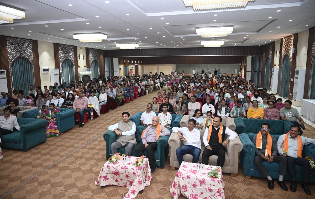 rjainjpr's tweet image. शुक्रिया उदयपुर!
वीरभूमि मेवाड़ पर #पत्रिका_इग्नाइटर्स_अवॉर्ड2025 का शानदार आयोजन। 10वीं–12वीं में 90%+ लाने वाले 350+ विद्यार्थियों का सम्मान।
 #पत्रिका_उदयपुर की टीम को सलाम! 🙏✨
#PatrikaIgniters  
#PatrikaUdaipur   
#Udaipur  
#MewarPride  
#पत्रिका  
#राजस्थान_पत्रिका