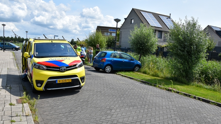 Auto knalt tegen boom in Heerhugowaard, bestuurder blijkt onder invloed: In het Zuiderlicht in Heerhugowaard is zondagmiddag een automobilist tegen een boom aan geknald. Hij reed weg van een oprit, maar het lukte hem niet om de auto de weg op de sturen… dlvr.it/TM7yql