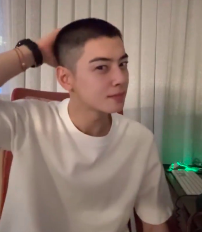 AboutMusicYT's tweet photo. Cha Eunwoo debuts a buzzcut following his military enlistment tomorrow. https://t.co/65dPPMo2Mo