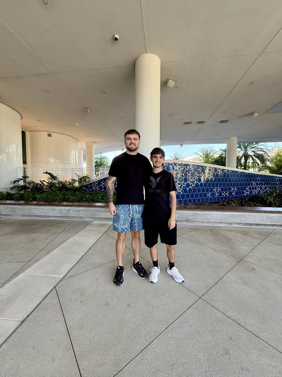 LUCKYY10P's tweet image. Since everyone keeps asking how tall I am.
Crimsn is 5.9 and I’m 6.9.