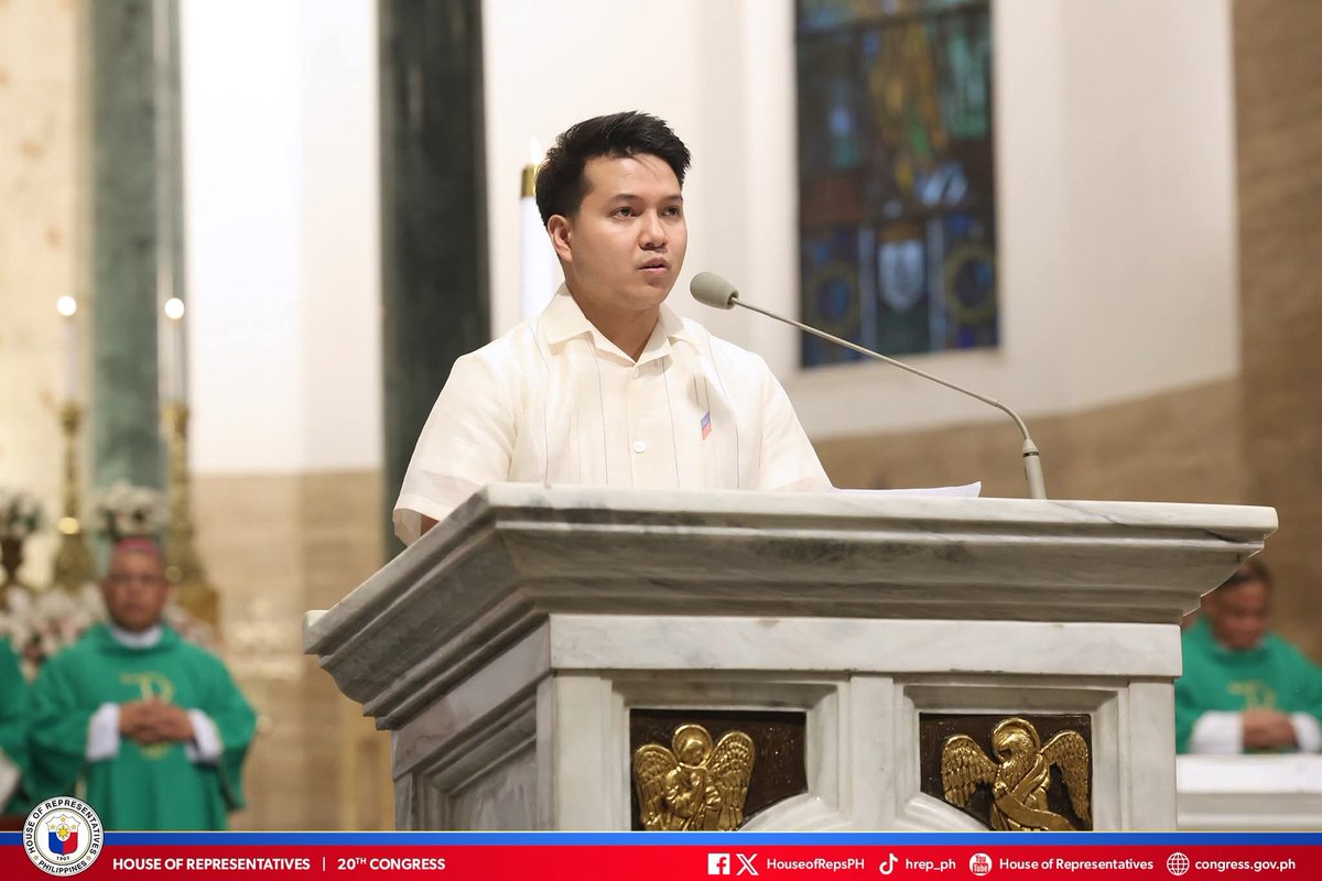 DeusXMachina14's tweet image. ML Representative Leila De Lima, 1 Rider Representative Rodge Gutierrez and FPJ Rep Brian Llamanzares read the Prayers of the Faithful in the Mass for the Holy Spirit at the Manila Cathedral.
📷 HOR