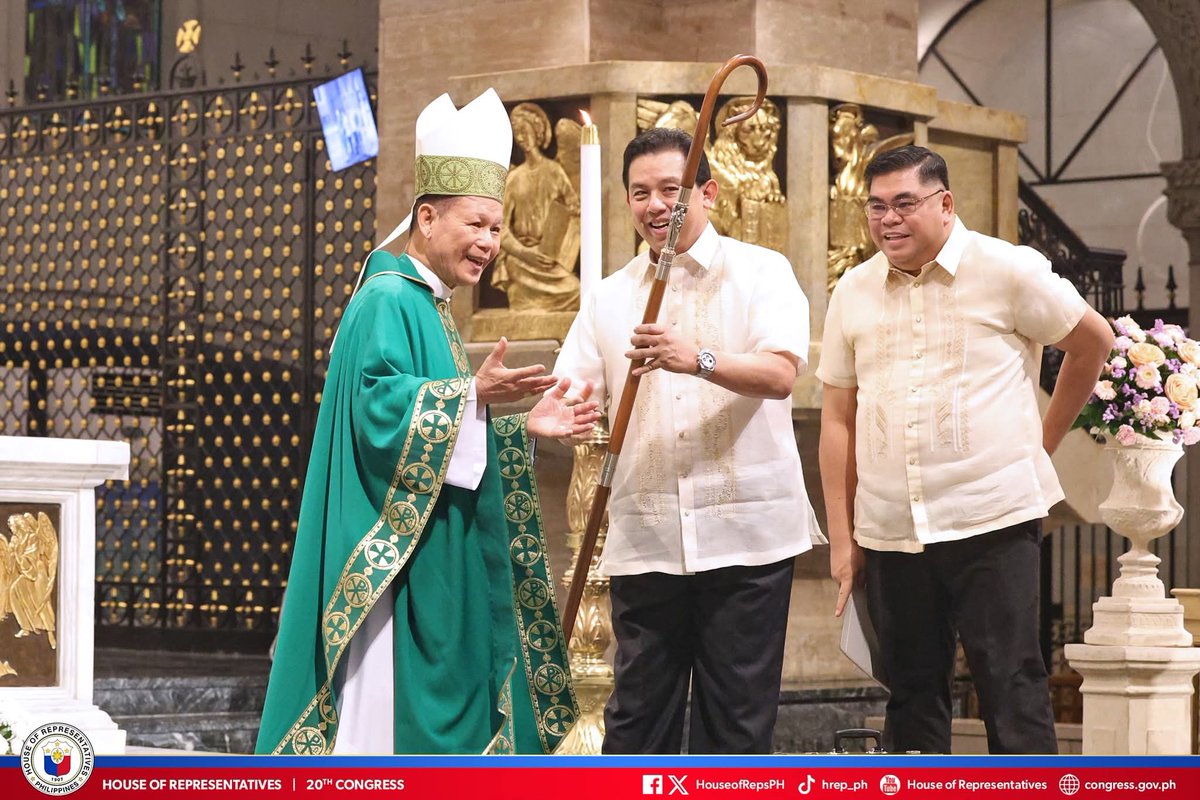 DeusXMachina14's tweet image. ML Representative Leila De Lima, 1 Rider Representative Rodge Gutierrez and FPJ Rep Brian Llamanzares read the Prayers of the Faithful in the Mass for the Holy Spirit at the Manila Cathedral.
📷 HOR