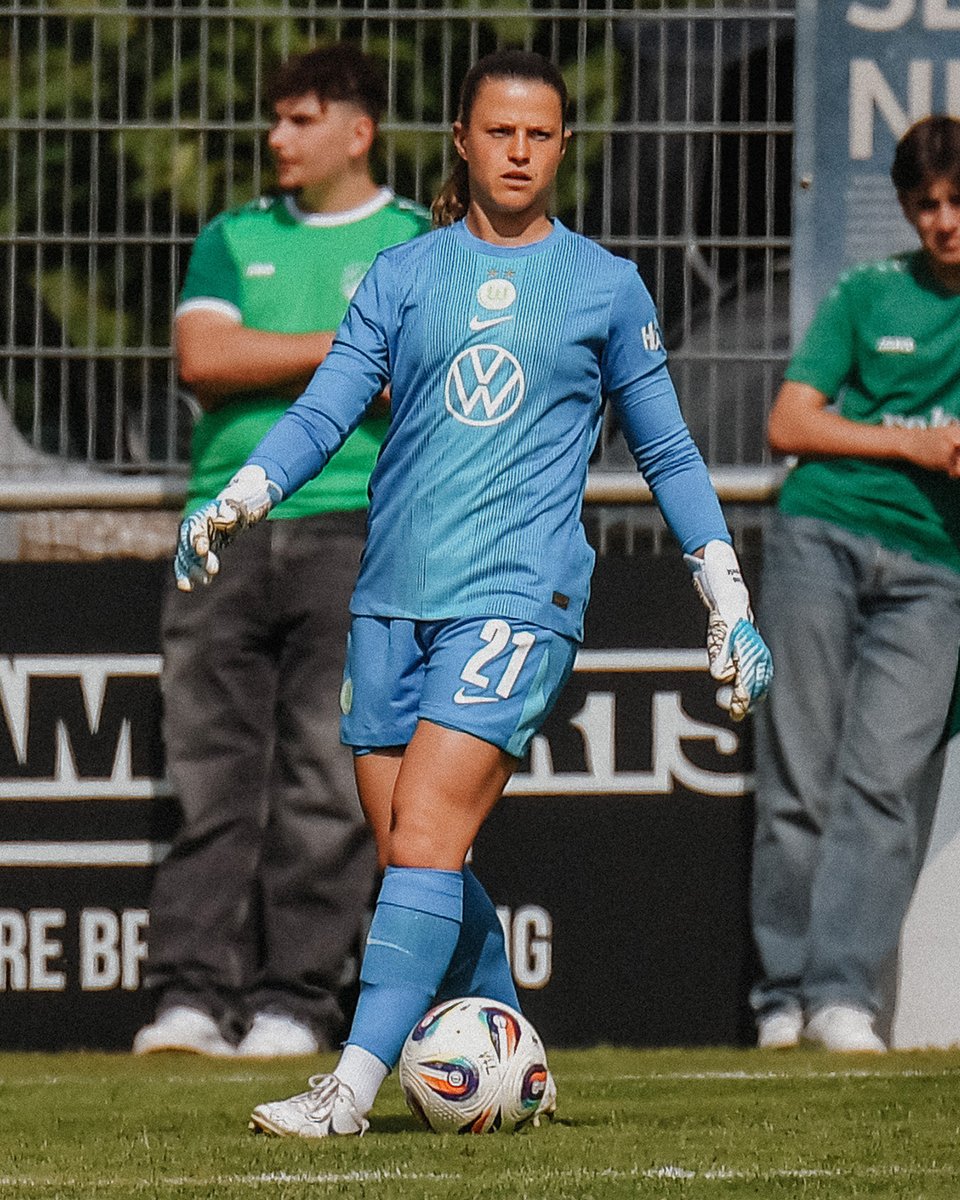 VfL_Frauen's tweet image. Das erste Mal mit dem W auf der Brust!
Wir freuen uns, dass du da bist, Martina. 💚🤍
#VfLWolfsburg #VfLWolfsburgFrauen #Wölfinnen