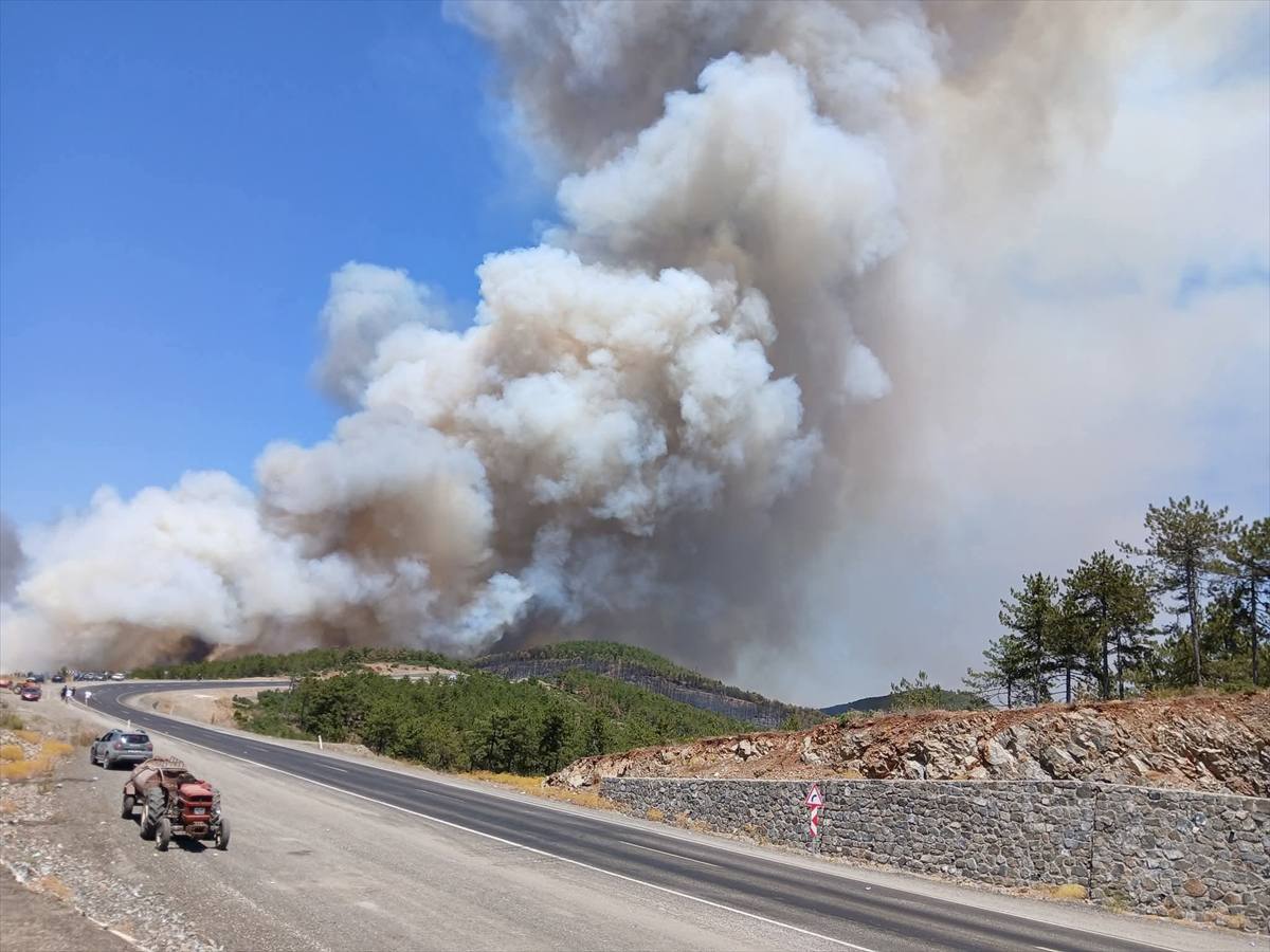 Bursa'nın Orhaneli ve Gürsu ilçelerinde çıkan yangınlar, büyük oranda kontrol altına alınarak çevresi sarılmıştı.

Ancak, rüzgarın etkisiyle yangınlar yeniden büyüdü.
