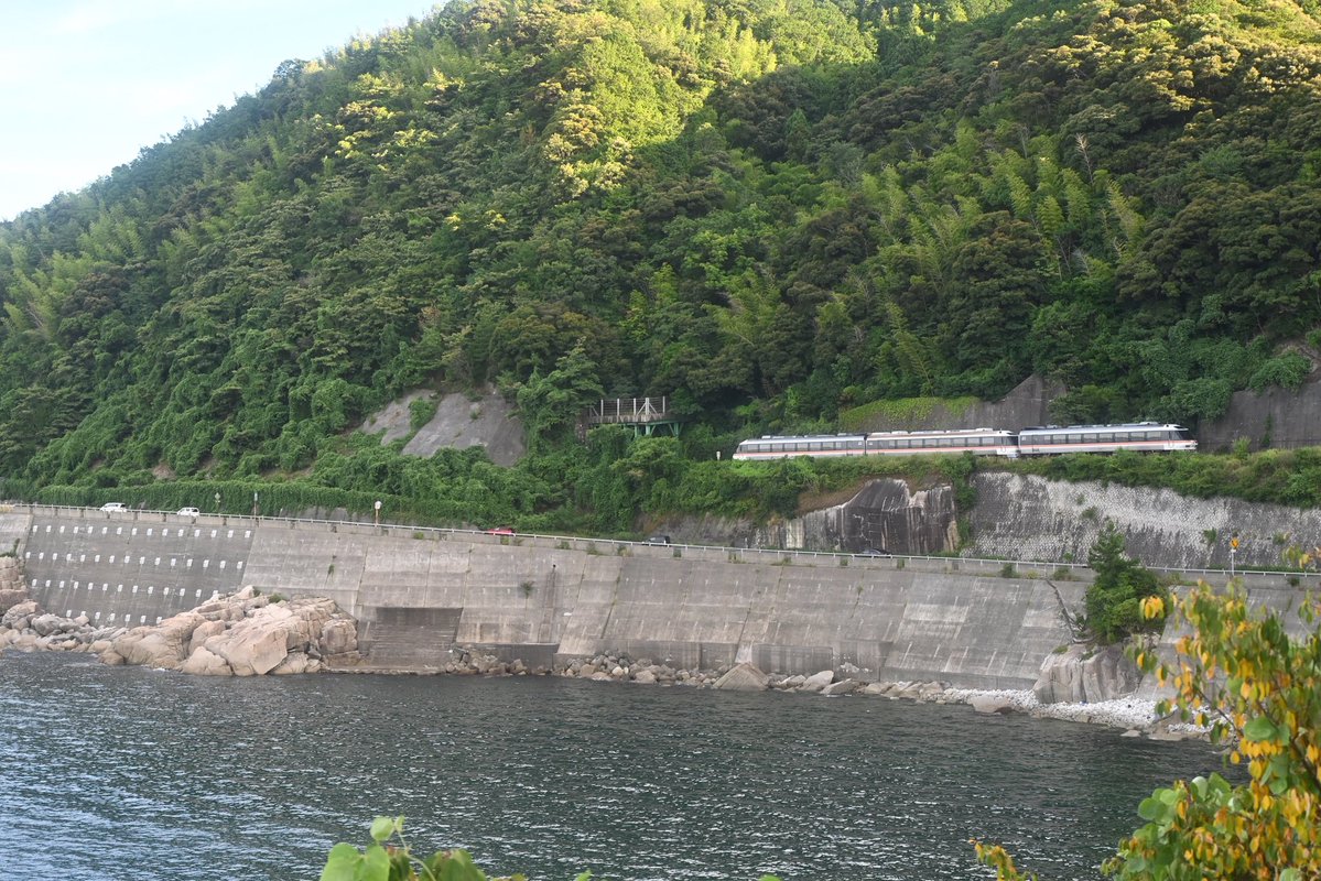 kumorohan's tweet image. 7/27
KTR8502+キハ85-7(8504)+KTR8501
3両で西舞鶴から福知山に回送された
丹鉄のKTR8500ですが
作業が終わったようで西舞鶴に戻っていきました。
日曜日の日中に回送される姿は
違和感のある連結ながらも堂々としていました。