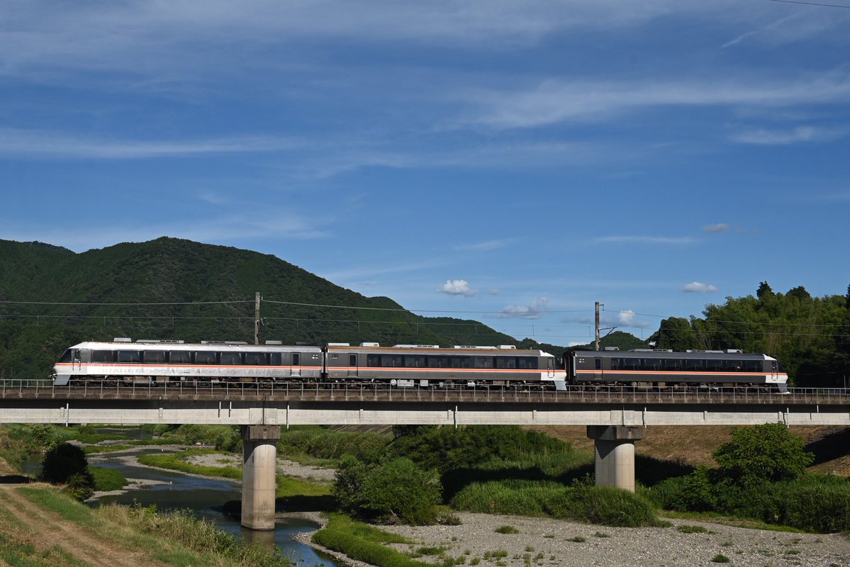 kumorohan's tweet image. 7/27
KTR8502+キハ85-7(8504)+KTR8501
3両で西舞鶴から福知山に回送された
丹鉄のKTR8500ですが
作業が終わったようで西舞鶴に戻っていきました。
日曜日の日中に回送される姿は
違和感のある連結ながらも堂々としていました。
