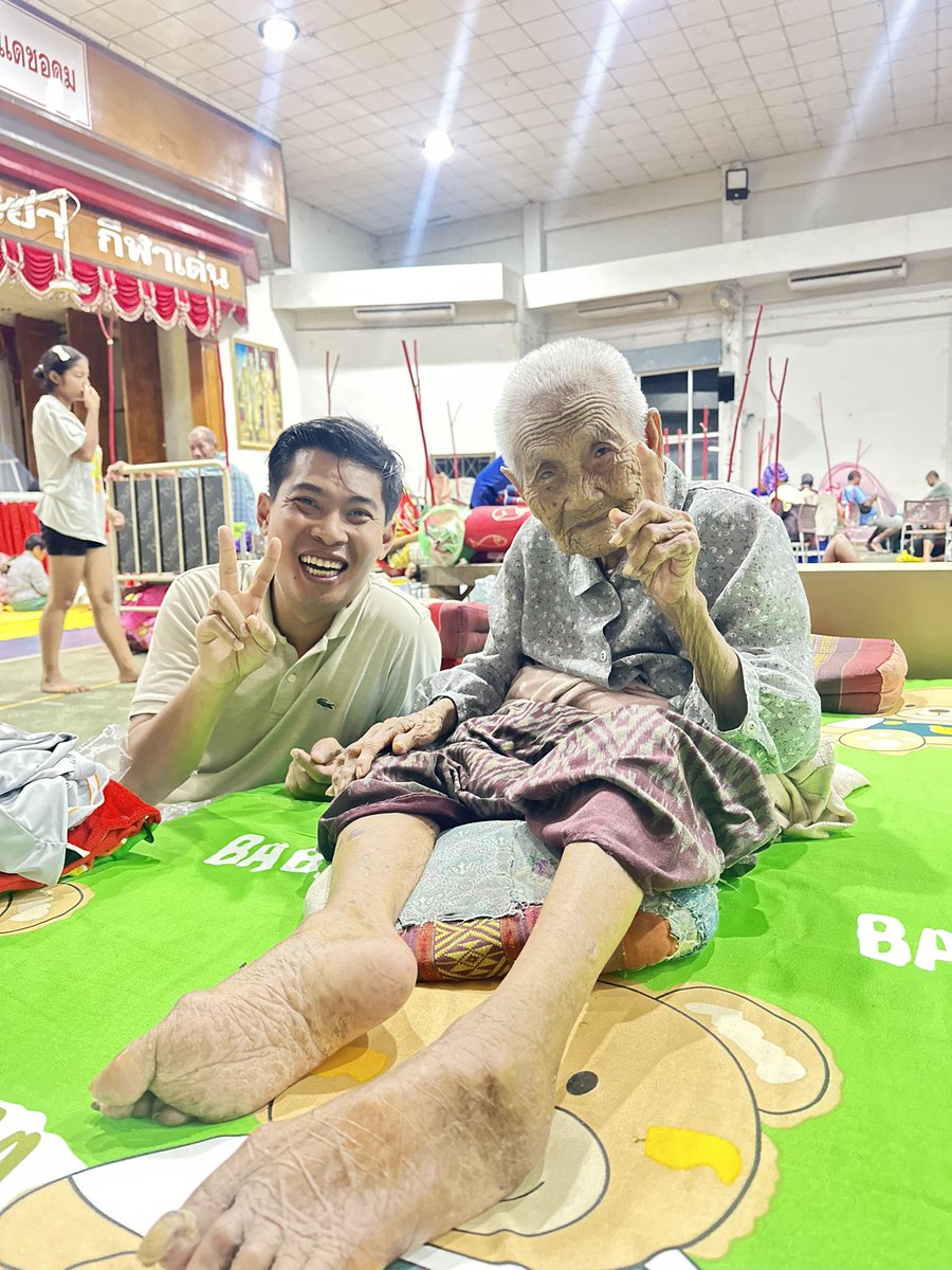 kruaof_ubn's tweet image. รอบค่ำ ส่งทิชชู่เปียก ศูนย์อพยพผู้ป่วยกลุ่มเปราะบาง #ครูอ๊อฟ #พรรคประชาชน #ชายแดนไทยกัมพูชา