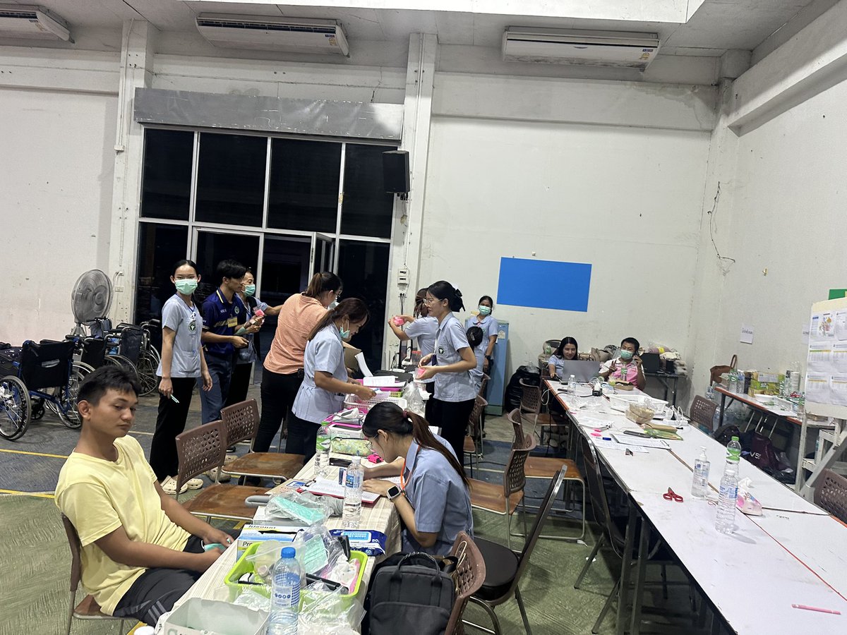 kruaof_ubn's tweet image. รอบค่ำ ส่งทิชชู่เปียก ศูนย์อพยพผู้ป่วยกลุ่มเปราะบาง #ครูอ๊อฟ #พรรคประชาชน #ชายแดนไทยกัมพูชา