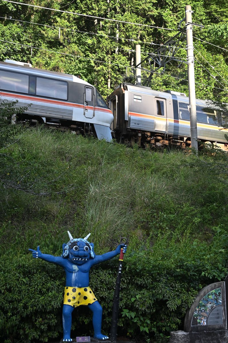 kumorohan's tweet image. 丹鉄沿線にて

大江山の鬼もびっくりの
キハ85の変態連結