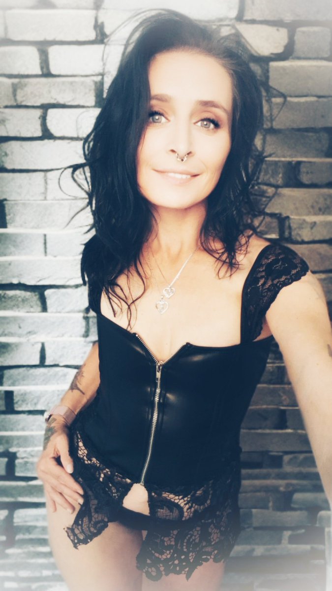 Worte zum #Lustsonntag auf meine Art und Weise 🤗🖤

Wenn ich grinse, dann grinse ich weil ich für mich weiß :
ICH BIN GUT GENUG, SO WIE ICH BIN 👍🏻

Ich habe lange gedacht, ich müsste mehr sein. Mehr leisten, mehr wissen, mehr gefallen. 
Ich habe mich mit anderen verglichen, ihre