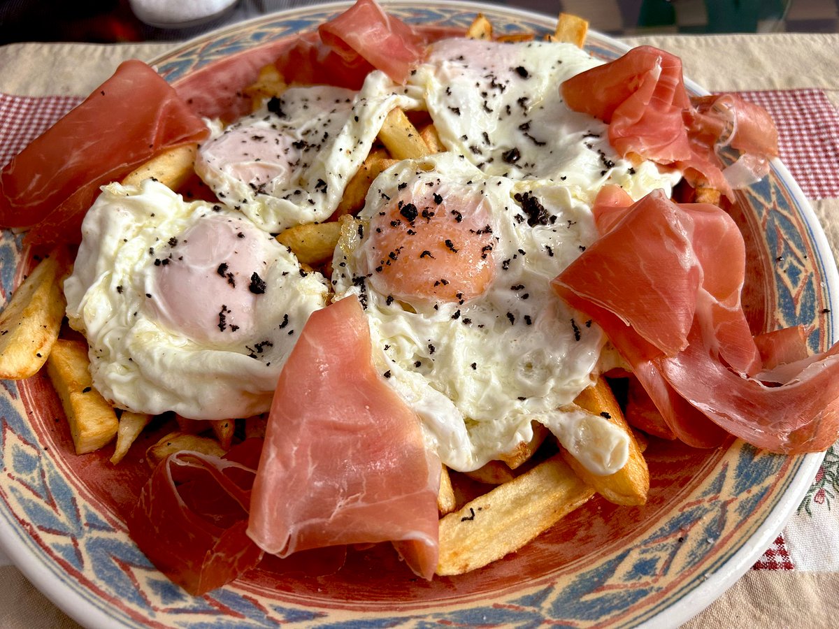 FlordeYl's tweet image. Huevos rotos con jamón y trufa.

Va por ustedes!!! 🙌🙌🙌