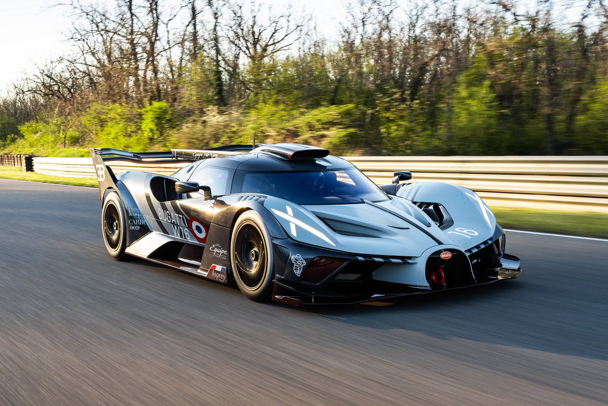 Bugatti's tweet image. The BOLIDE in Équipe Pur Sang livery takes on the Anneau du Rhin. BUGATTI’s racing spirit, reborn.
#BUGATTI #BOLIDE #BUGATTIBolide
–
bugatti.link/consumption