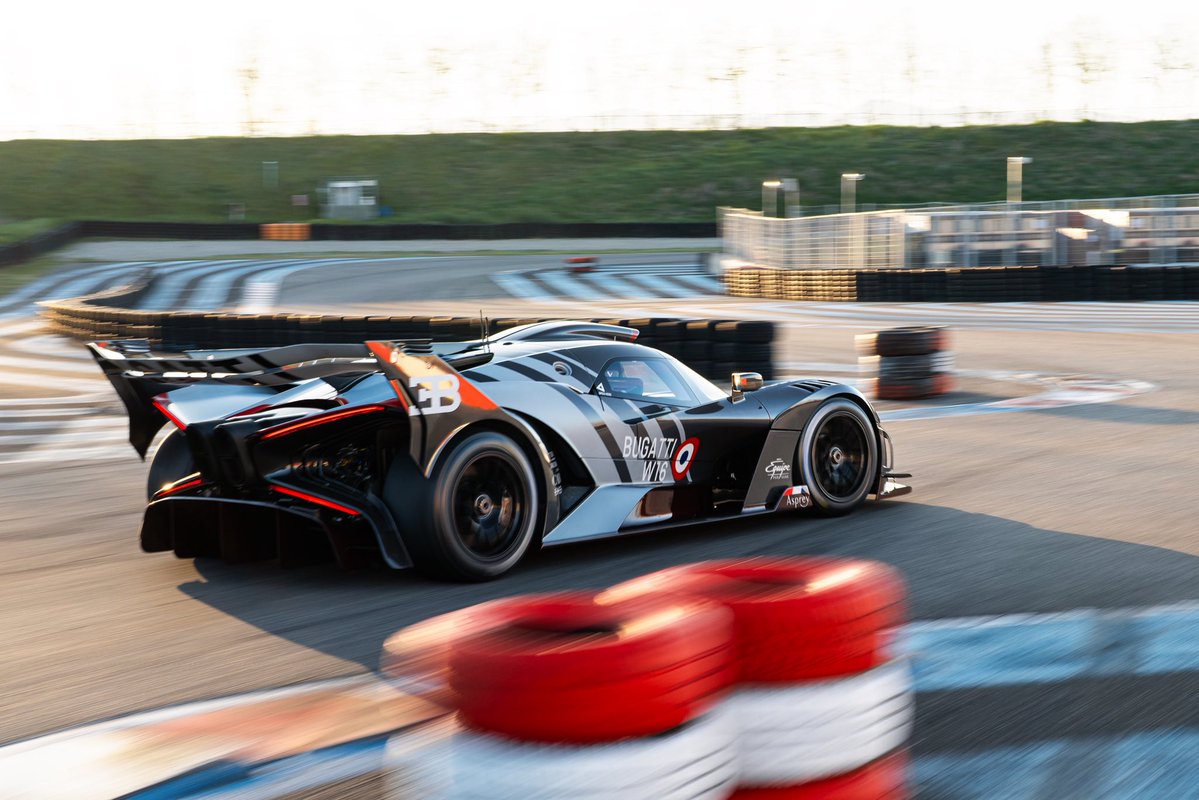 Bugatti's tweet image. The BOLIDE in Équipe Pur Sang livery takes on the Anneau du Rhin. BUGATTI’s racing spirit, reborn.
#BUGATTI #BOLIDE #BUGATTIBolide
–
bugatti.link/consumption
