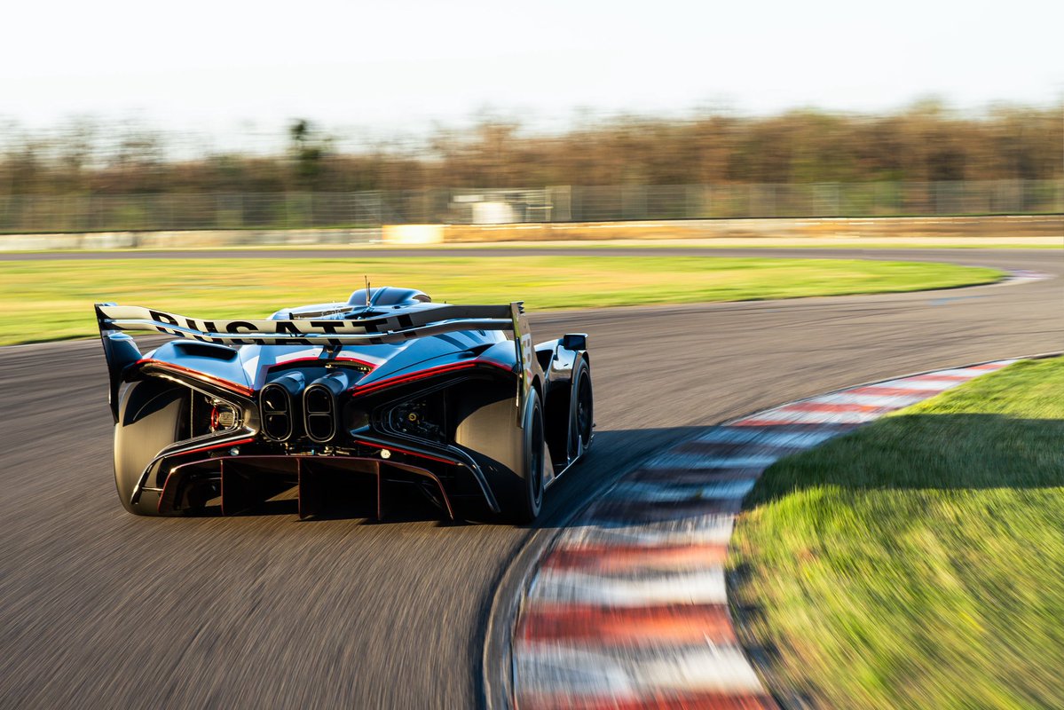 Bugatti's tweet image. The BOLIDE in Équipe Pur Sang livery takes on the Anneau du Rhin. BUGATTI’s racing spirit, reborn.
#BUGATTI #BOLIDE #BUGATTIBolide
–
bugatti.link/consumption
