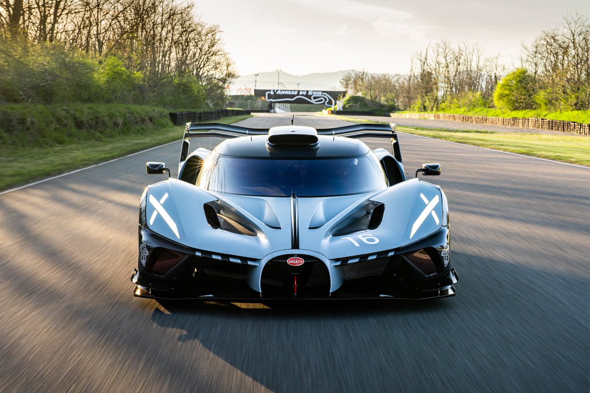 Bugatti's tweet image. The BOLIDE in Équipe Pur Sang livery takes on the Anneau du Rhin. BUGATTI’s racing spirit, reborn.
#BUGATTI #BOLIDE #BUGATTIBolide
–
bugatti.link/consumption