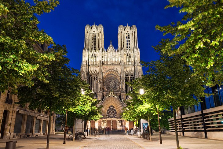 SocietaLibera's tweet photo. i Re di Francia giuravano nella cattedrale a #Reims dal IX sec. al 1825 impegnandosi ad attutire  #diseguaglianze e garantire la #giustiziasociale 2 assicurazioni che #poteri e #opposizioni hanno utilizzato e UTILIZZANO per entrare nelle grazie delle genti https://t.co/JsHoeYEeqH https://t.co/5xQZbJSwnB