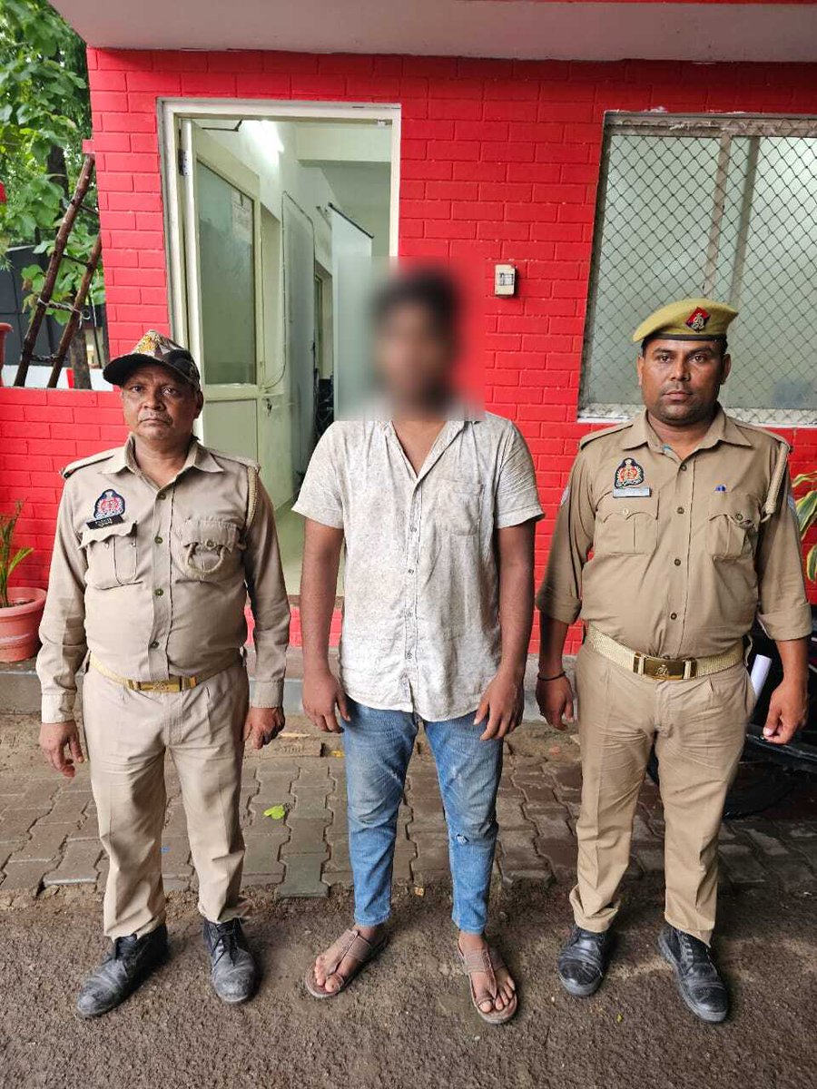 थाना रामनगर पुलिस द्वारा क्रूरतापूर्वक वध हेतु ले जाये जा रहे 31 राशि पडिया (भैंस) जीवित व 01 राशि पडिया मृत व घटना में प्रयुक्त कण्टेनर ट्रक बरामद कर 01 नफर अभियुक्त गिरफ्तार किया गया #UPPolice #PoliceCommissionerateVaranasi #DCP_Kashi_Vns