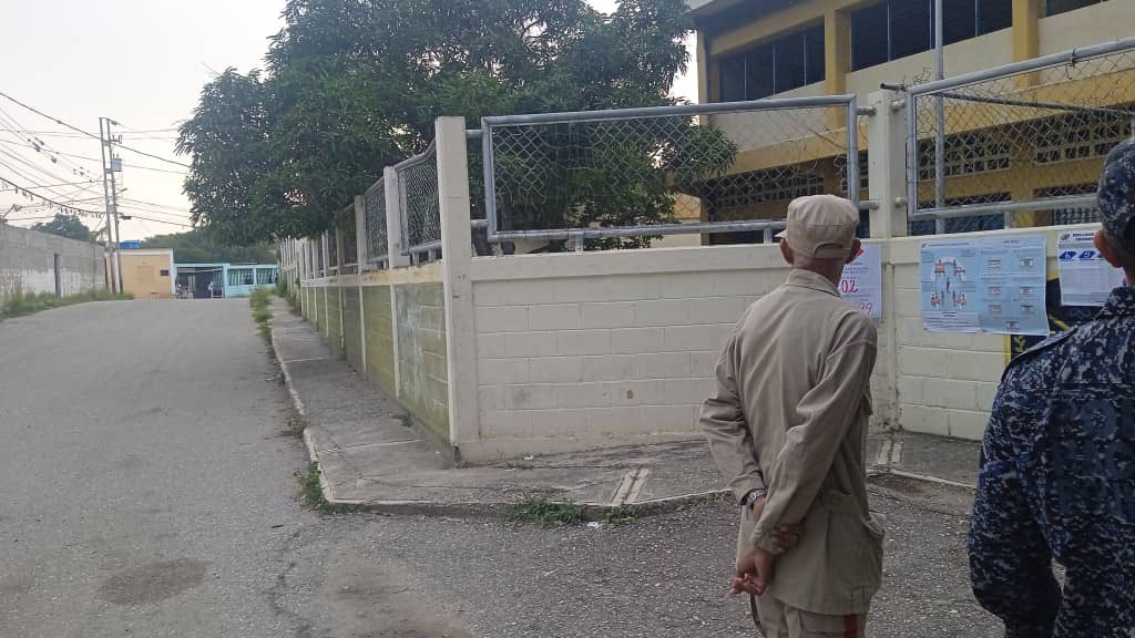 vivassantanaj_'s tweet photo. No importa que el régimen de Nicolás Maduro y Diosdado Cabello y sus huestes del PSUV intenten torcer la historia. Esto es Barquisimeto sin votantes en las seudo elecciones municipales a un año del fraude electoral más grande donde Edmundo González Urrutia y María Corina Machado triunfaron con Venezuela