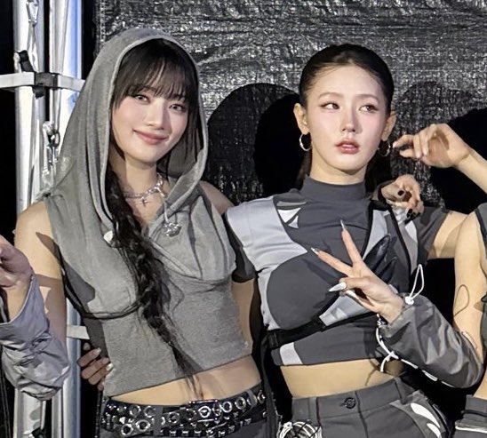 mnnanomy's tweet image. 우리부부 시그니처포즈ㅋㅋㅋ