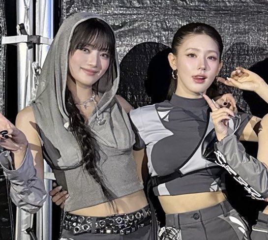 mnnanomy's tweet image. 우리부부 시그니처포즈ㅋㅋㅋ