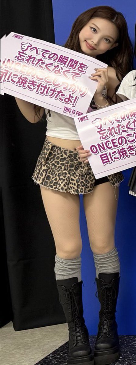 cordiyeon's tweet image. skirt so short it looks like a belt