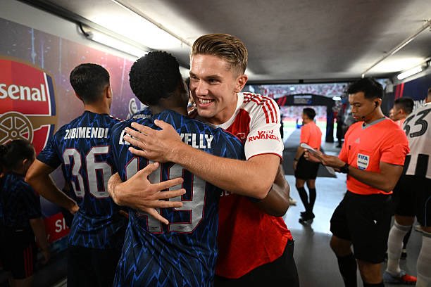 adedapo_araoye's tweet image. Gyokeres: I saw your video celebrating my signing, I love you already.

Skelly: No worry, I go give you through pass wetin no good, this your smile go turn tears of joy.