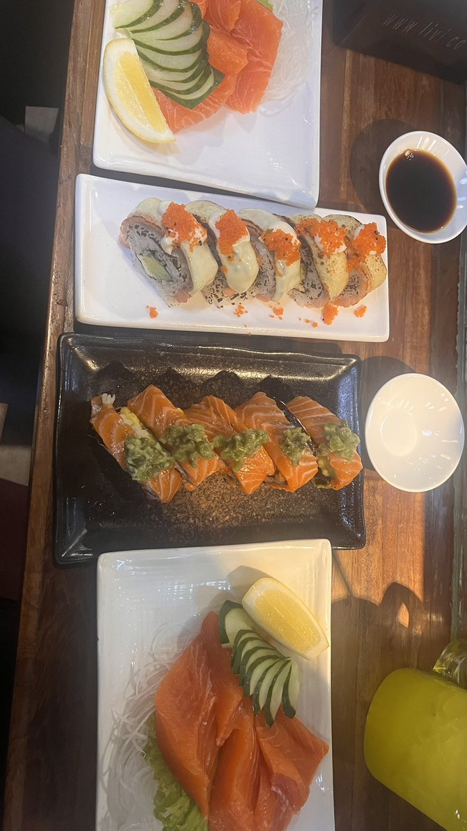 khteics's tweet image. Makan sushi itu 0 calories #TRUST #PREACH