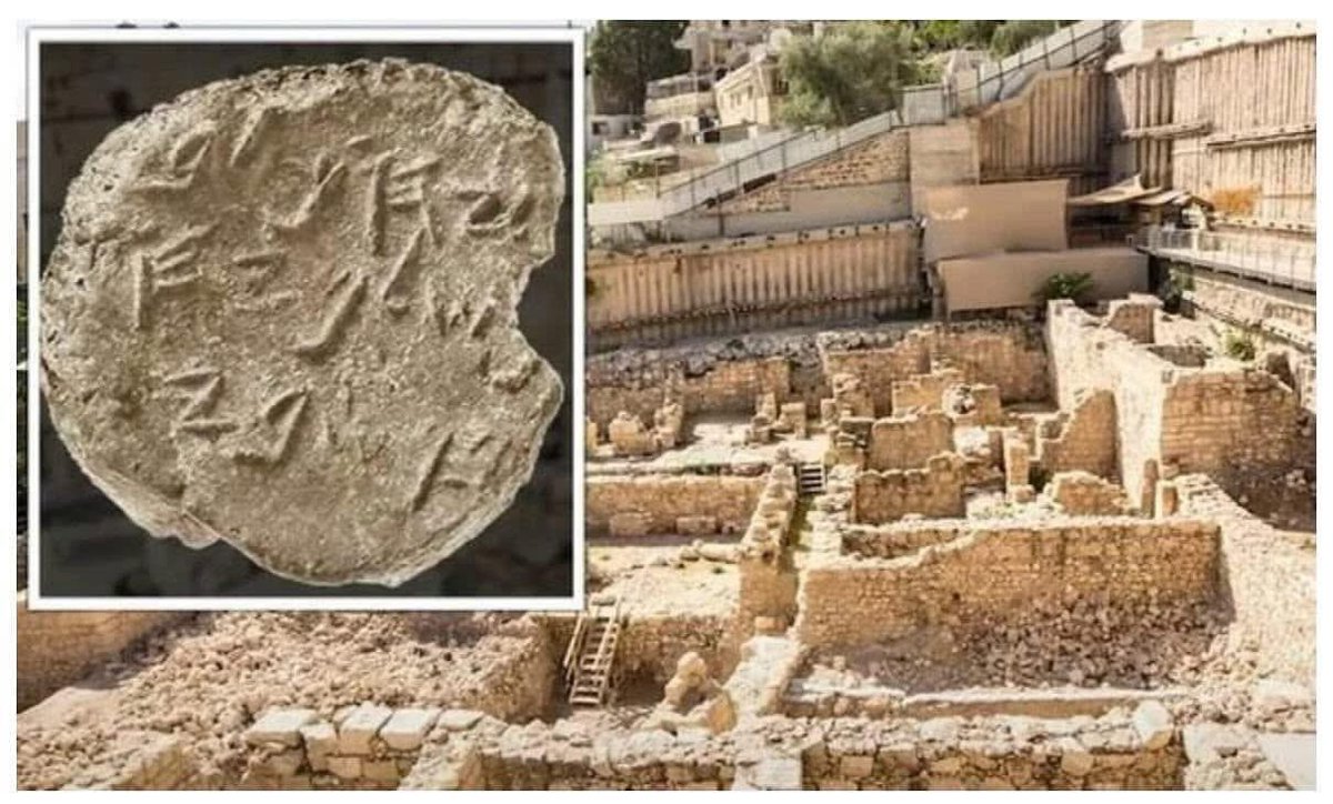 DavidYabo's tweet image. Esta bulla (sello de arcilla) del siglo VII a.e.c. fue hallada en la Ciudad de David, en Jerusalén, y perteneció a Yehujal ben Shelemiyahu ben Shví, tal como se lee en escritura paleohebrea.
El mismo personaje aparece en el libro de Jeremías, capítulo 38, bajo su forma…