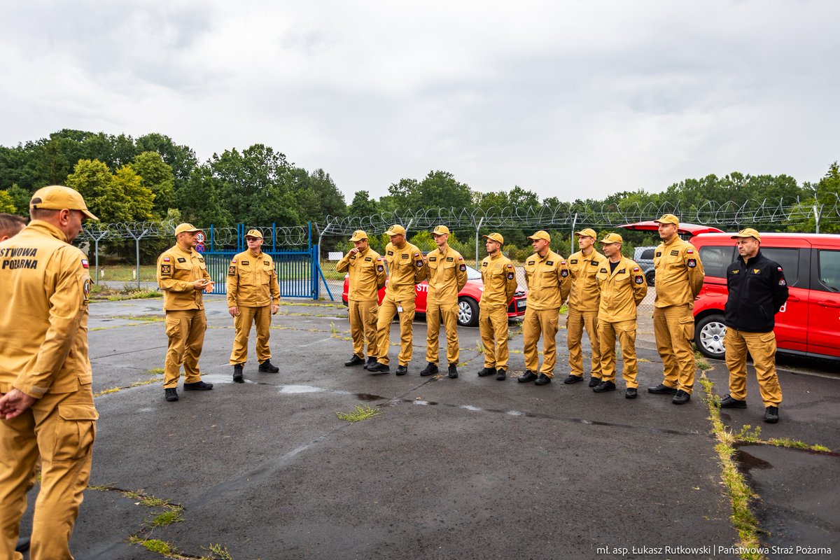 Z uwagi na warunki atmosferyczne podniesione zostały stany osobowe jednostek #PSP w woj.:
✅śląskim,
✅woj. małopolskim,
✅woj. opolskim,
W gotowości pozostaje Centralny Odwód Operacyjny,  podchorążych i kadetów szkół pożarniczych.
Na bieżąco analizowana jest sytuacja pogodowa.