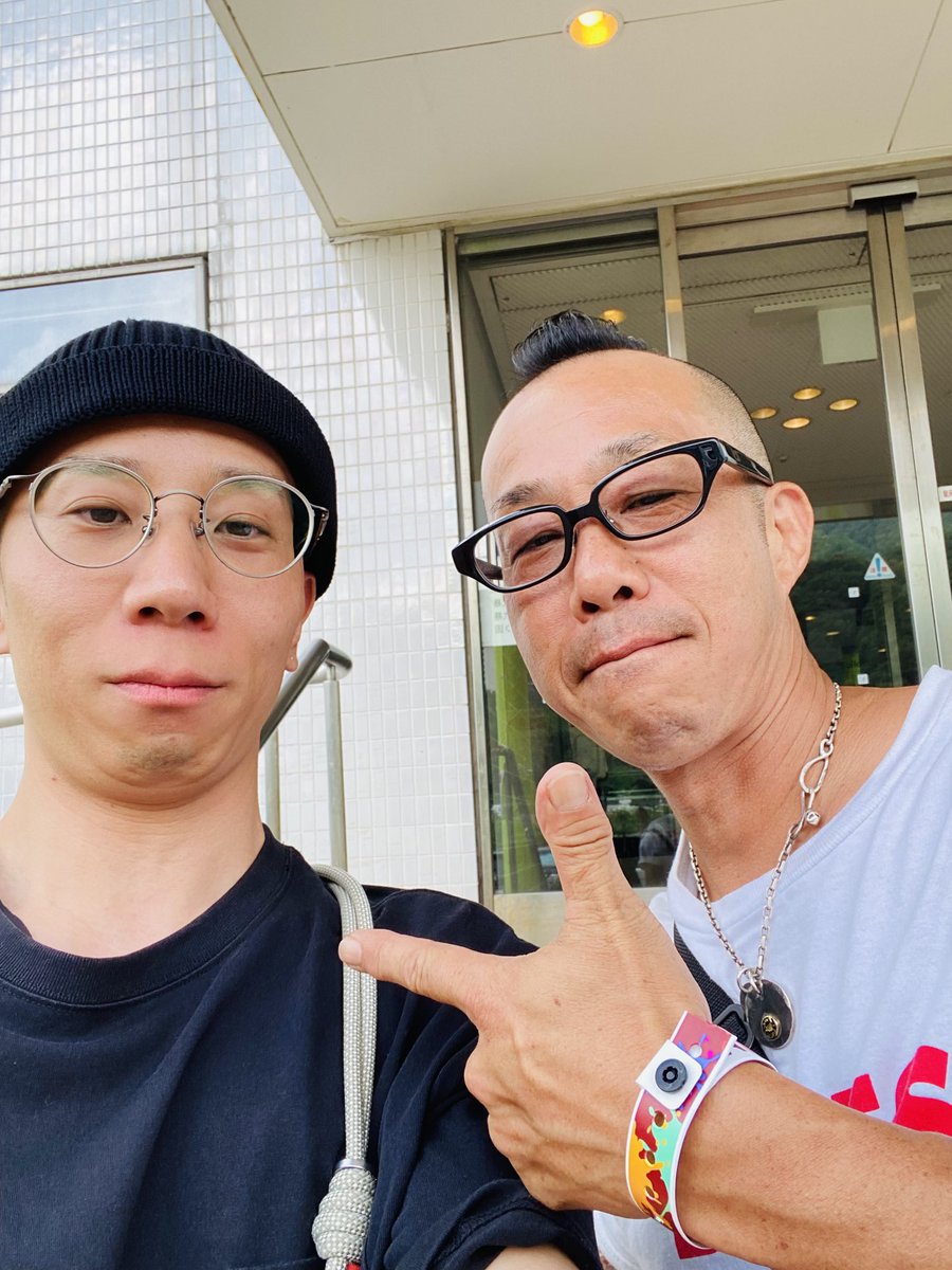 見てください。キューちゃん様とフジロックで再会して撮ってもらった、緊張で自分でも知らないブス顔になった私を。
最近またミッシェルとかバースデイ未漁ってたからもう、、、

しかもこれ、クハラさんから『前に会ってCDくれてありがと！今日出るよね！』って言ってくれたの、、、神、、、？？