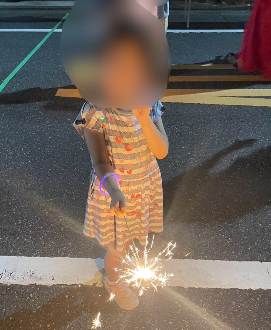 kamiya_chuo's tweet image. ▶︎浜町一丁目 親子花火大会
終末最後の予定は浜一会さん主催の親子花火大会。

家族で楽しく火の取り扱いや手持ち花火のルールを学べるとても楽しいイベントでした。

浜一会の皆さま、ありがとうございました！

#親子花火大会 #親子花火
#浜一会 #中央区 #中央区議会議員 
#かみや俊宏