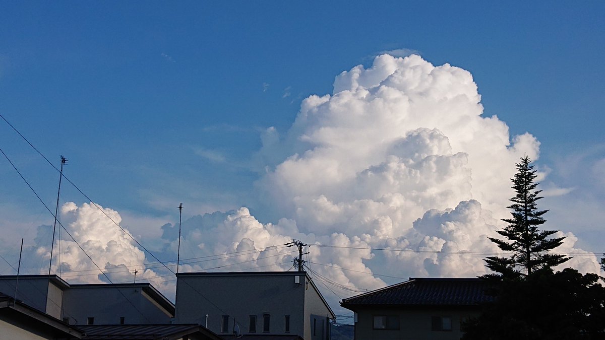 TeamSugioHideya's tweet image. 今日は夕方から上田で内輪の集まりでした。ご覧のように長野から上田市方面を見ると入道雲が発達していて、大雨を覚悟していたのですが、何とか雨に降られずに済みました。夜遅く長野に戻った時にはまだ29℃の暑さ。全国的にも異常な天候が続きます。