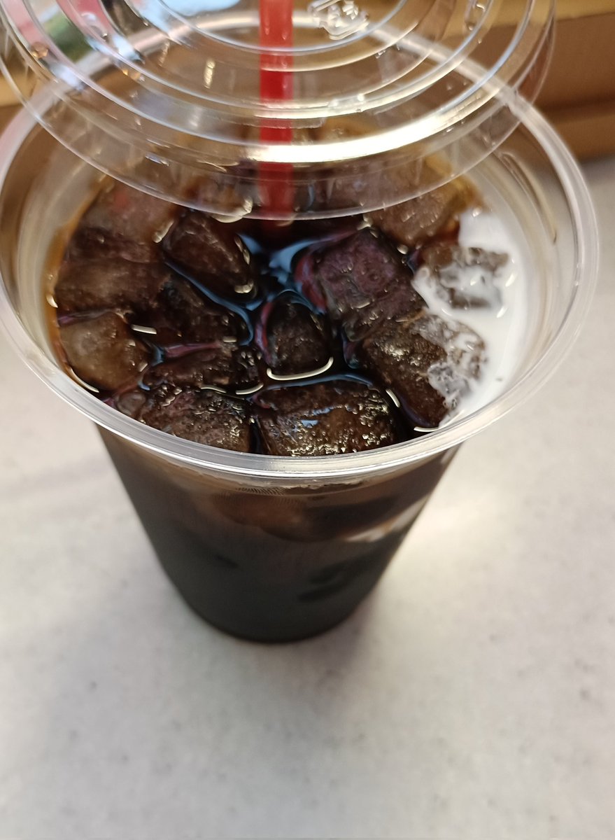 Ru_He1's tweet image. サメ映画ついでに飲んだコラボドリンク。

これにアーモンドフィッシュとブロマイドがついてくる（？