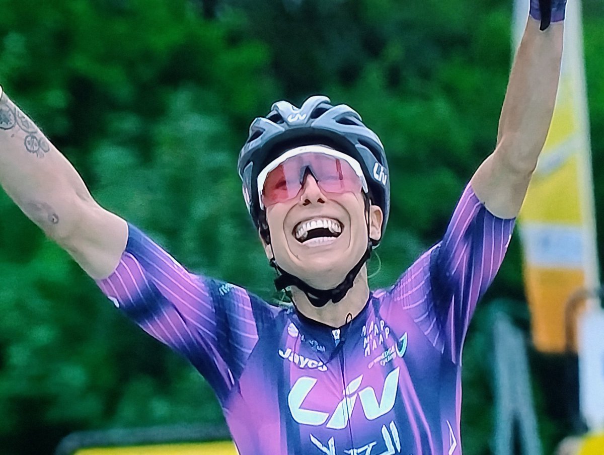 ¡Que alegría para el ciclismo español! 
Mavi García ganando la 2ª etapa del  #TDFF2025