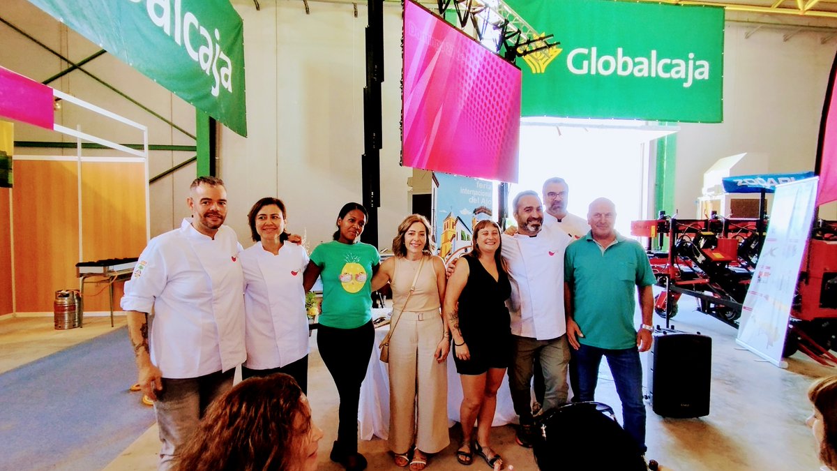 Leticia Arellanos con sus 'Delicias flor de la pasión con pecados crujientes de remolacha y ajo confitado' gano el 'Concurso de cocina para aficionados' y se lleva un lote de productos manchegos valorados en 150 euros. También participaron Ismael Santos y Wanda Yaremy Rosario.