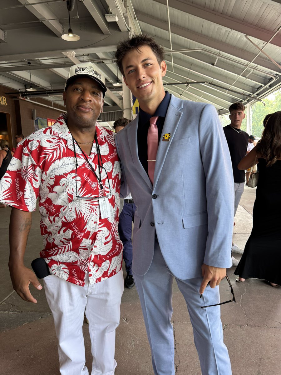 RealBackstretch's tweet image. Snapped a photo with Griffin Johnson — part owner of Sandman, who ran in yesterday’s Jim Dandy. 🏇
Sandman didn’t get the win, but he showed a lot of heart out there. 💪🏾
Griffin’s been bringing fresh energy and great content to the racing world, and honestly, I think he’s good…