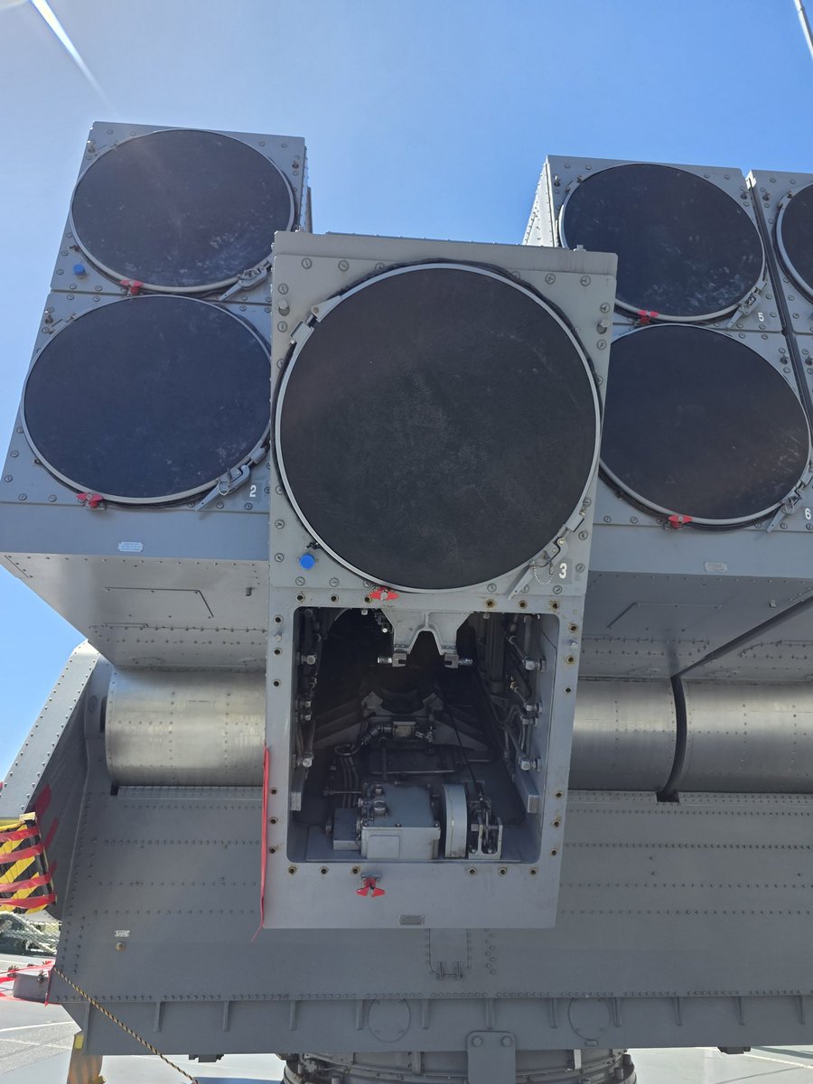 kirasanmi's tweet image. 護衛艦 せとぎり
前から見るとアンテナとか装備品が違うのがよくわかる
このごちゃごちゃ感がたまらない(⑉• •⑉)❤︎
#舞鶴フリートフェスタ2025
#護衛艦せとぎり