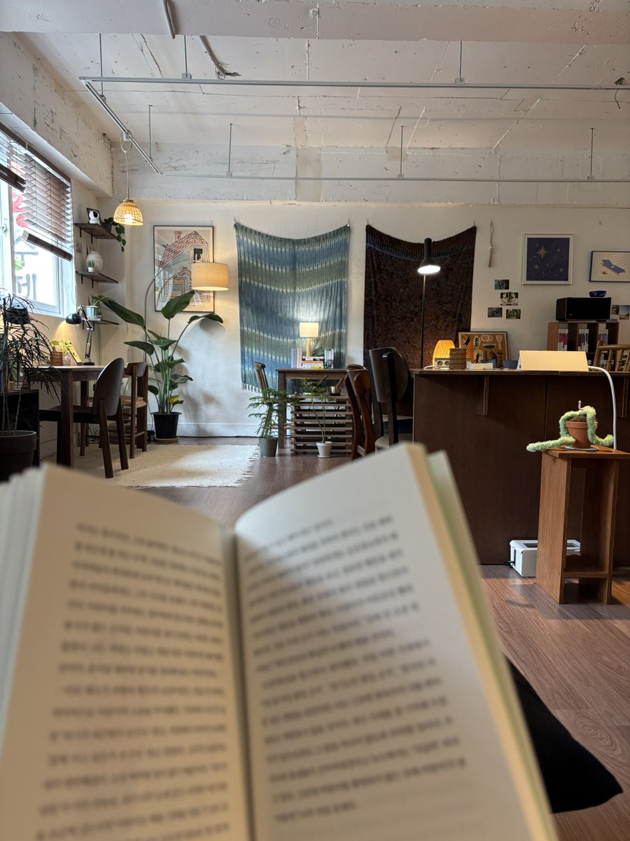 c2025book's tweet image. #독서계트친소 #독서계_트친소
책이라는 창을 통해 새로운 세상을 보는 경험을 소중하게 여겨요 📚 책 읽기 좋은 공간을 찾아다니고 독서모임에도 종종 다니고 있습니다 🖋️

비슷한 분들과 탐라에서 상호작용하며 지내고 싶어요! 
마음 눌러주시면 선팔하러 갈게요 ☺️