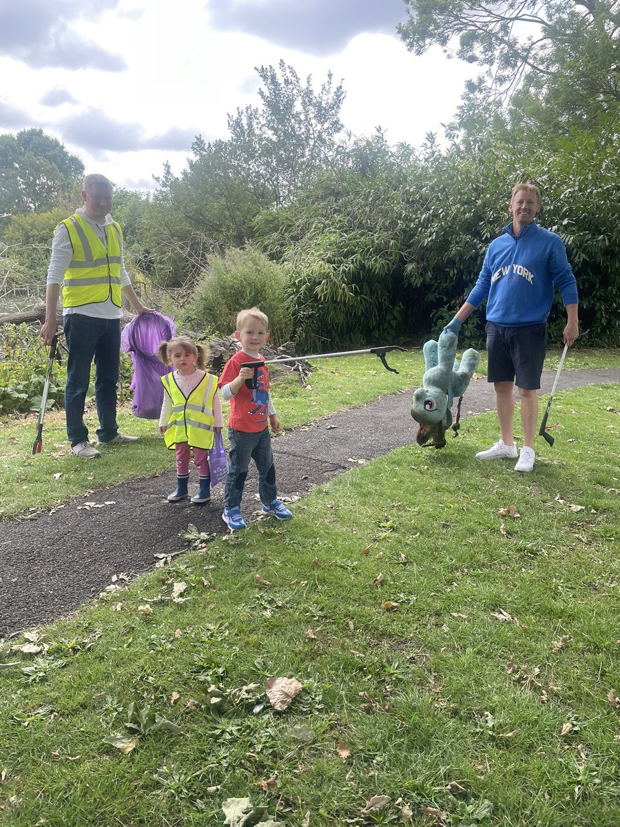 Ellily2's tweet image. Big #Waddon energy this morning! 💪💚 Locals showed up to clean up #WaddonPonds — even the little ones got stuck in!
The park and the pond is looking great but still needs love. Massive thanks to all 🙌 Let’s keep it clean: use the bins & take your litter home!
@RowennaDavis