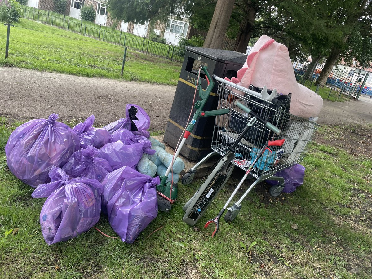 Ellily2's tweet image. Big #Waddon energy this morning! 💪💚 Locals showed up to clean up #WaddonPonds — even the little ones got stuck in!
The park and the pond is looking great but still needs love. Massive thanks to all 🙌 Let’s keep it clean: use the bins & take your litter home!
@RowennaDavis