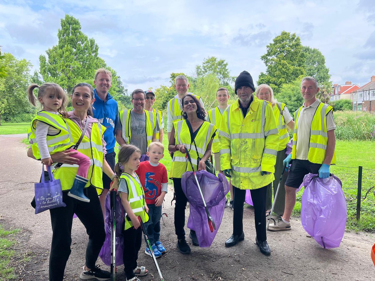 Ellily2's tweet image. Big #Waddon energy this morning! 💪💚 Locals showed up to clean up #WaddonPonds — even the little ones got stuck in!
The park and the pond is looking great but still needs love. Massive thanks to all 🙌 Let’s keep it clean: use the bins & take your litter home!
@RowennaDavis