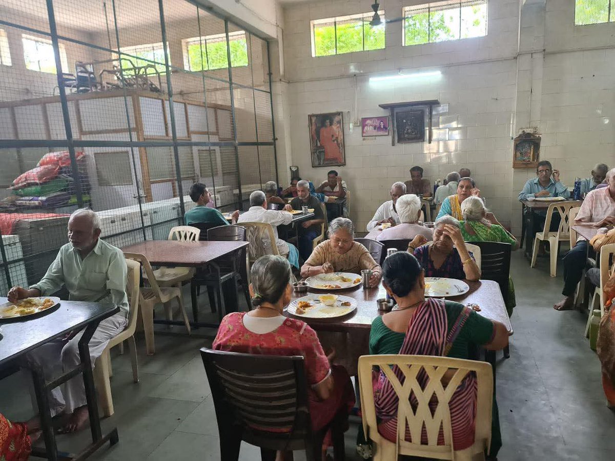 ભરૂચ શહેર ખાતે શ્રી ૨૫ ગામ લેઉવા પાટીદાર સમાજ-ભરૂચ દ્વારા આયોજીત આપણા સૌના વંદનીય શ્રી વિઠ્ઠલભાઈ રાદડીયાની છઠ્ઠી પુણ્યતિથિ નિમિતે “વડીલોનુ ઘર”સંસ્થાના વડીલોને ભોજન પ્રસાદ પ્રસંગે ઉપસ્થિત રહીને સૌને વંદન કર્યા.