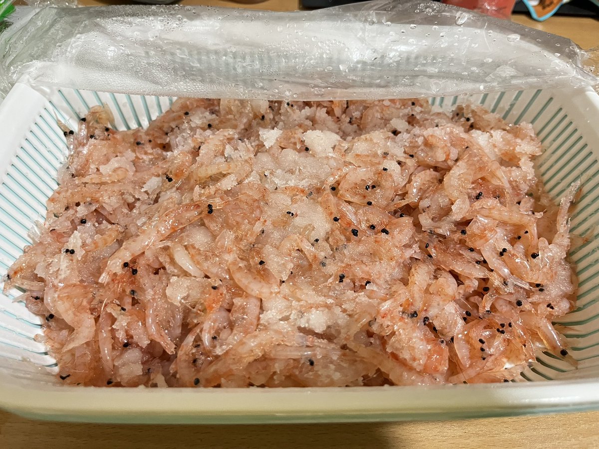 MENKAICHO's tweet image. 釣り餌オキアミのハード加工。みりんで漬けてから砂糖ぶっかけて冷蔵庫で寝かして水分をガンガン抜いて硬くしてハリから外れにくくするやつ。
安価で作れるから針に付けてもそうそう取れないので餌保ちが格段に良くなるんよね。仕上げにジェネリック味の素もぶっかけて旨味をプラス予定、もはや料理。